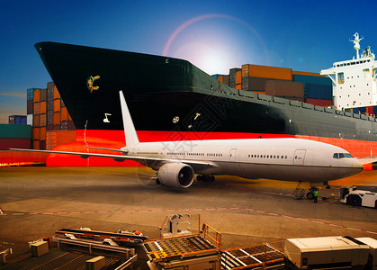 空运货机装载贸易货物在机场集装箱停车场用于航运和空运物流业在航图片