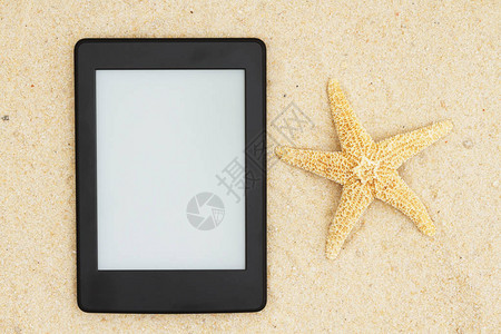 暑去凉来沙滩上一个空白的电子阅读器在你暑夏读的时候你可以用它来背景