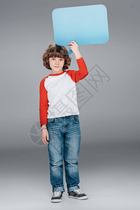 带着蓝色讲话泡沫的微笑的小男孩背景图片