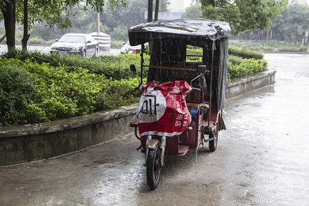 雨中电动三轮出租车图片