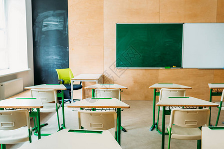 学校空白黑板空荡的现代教室内部图片