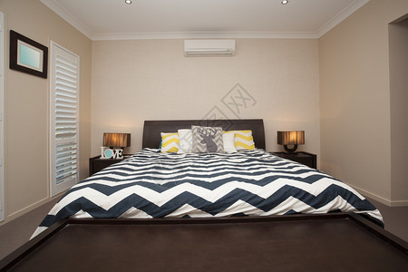 配有王床和空调的大床和大床图片