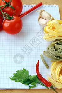 用于菜单或食谱的带有意大利面和蔬菜的笔记本图片