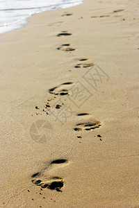 空沙滩上的脚印图片