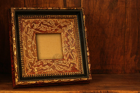 古董木柜中的古董相框图片