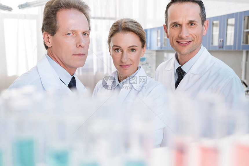 穿着白外套的化学家团队图片