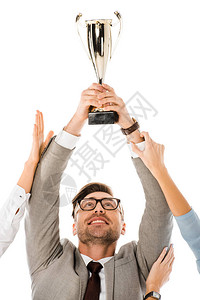 成功的商人在头上举着奖杯图片