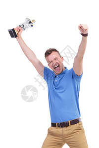 照片中一位年轻的临时男子拿着奖杯欢呼着欢呼图片