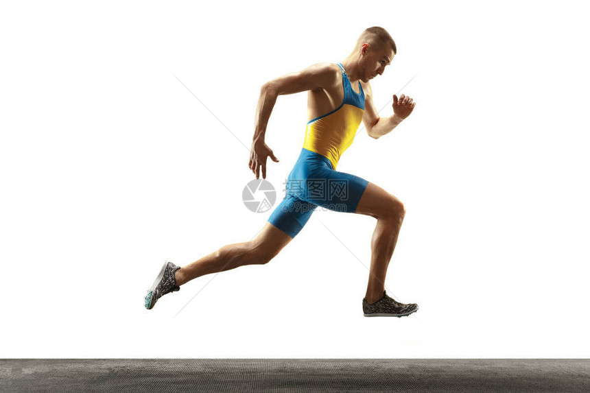 年轻的白种人男子在白色工作室背景下运行孤立一名男跑步者或慢跑者慢跑运动员图片