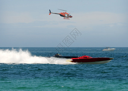 海上赛车和直升机追图片