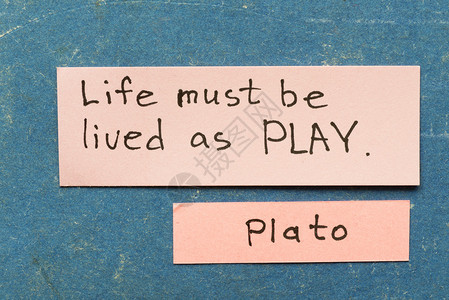 有名的古希腊哲学家柏拉图Plato引用在旧式纸板上刻有关于生命维生的粘背景图片