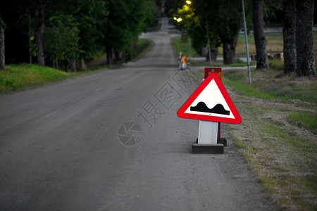 道路颠簸的三角标志警告图片