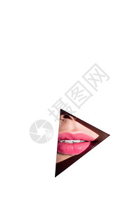 女人美丽的粉红嘴唇在三角洞后图片