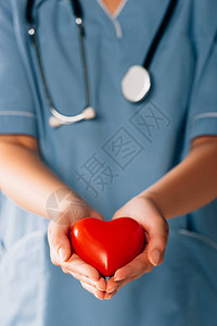 医生用带有红色心脏的立体镜图片