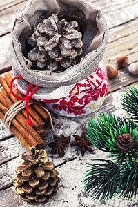 圣诞袋与木制雪背景上的松果图片