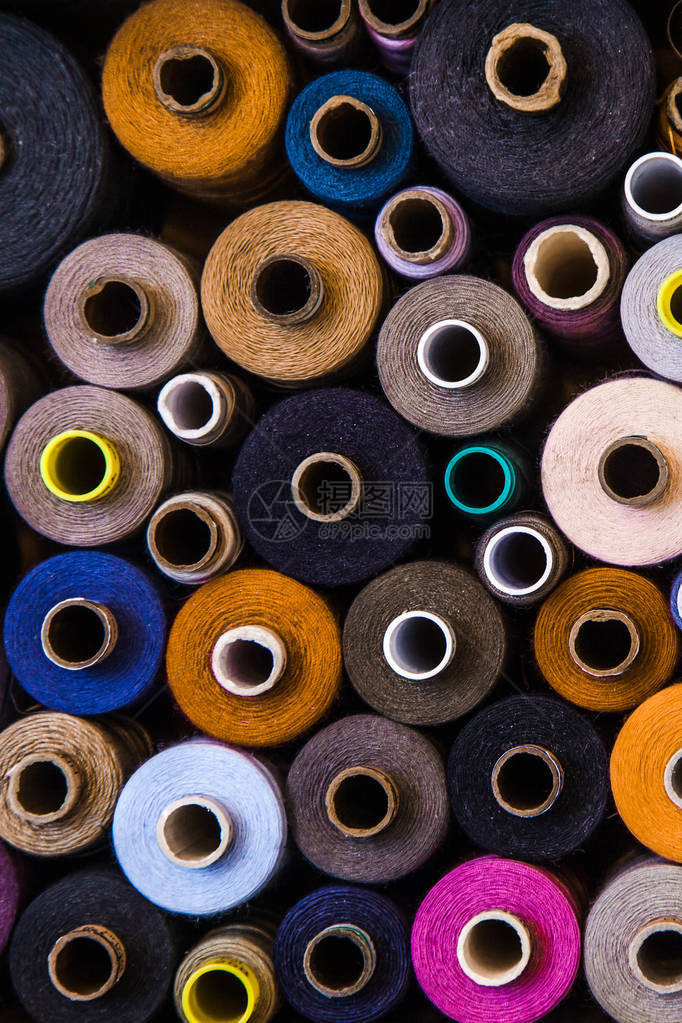 一组不同颜色的线程许多用于缝纫和针线活的线在颜色和尺寸上都不同多彩姿图片