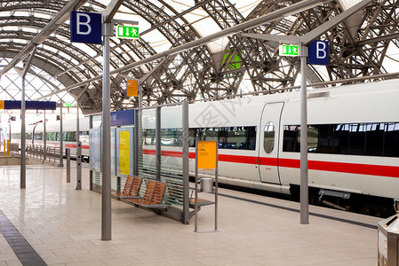 在火车站的旅客列车图片