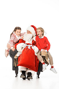 坐在椅子上坐在一起的孩子们和圣诞老人图片