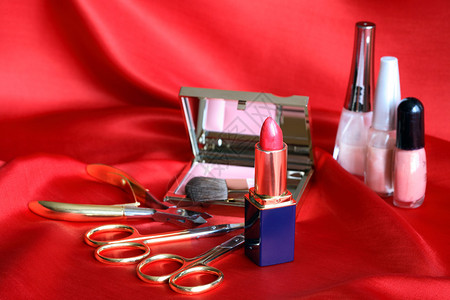 红丝绸上的化妆品静物图片