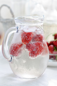 凉爽的夏日草莓图片