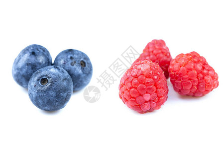 白色背景上的蓝莓和覆盆子图片