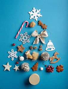 圣诞树由各种装饰品制成以深蓝图片