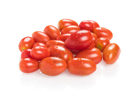 特写新鲜成熟的樱桃番茄图片
