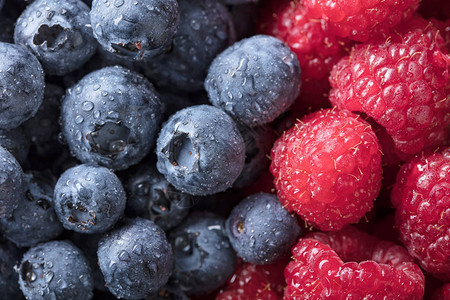 蓝莓和草莓背景的果浆夹缝图片