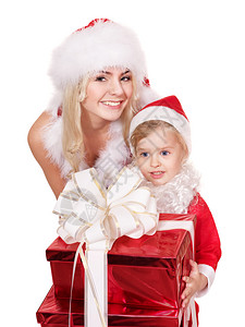 家庭母亲和女儿穿着圣诞老人服装送堆叠礼物图片