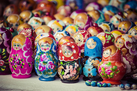 五颜六色的俄罗斯套娃在市场上Matrioshka套娃是俄罗斯最受背景图片