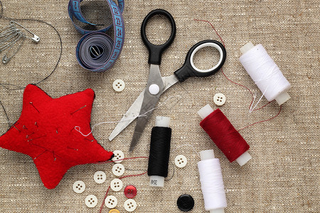 带针线和纽扣的针垫用于缝纫图片