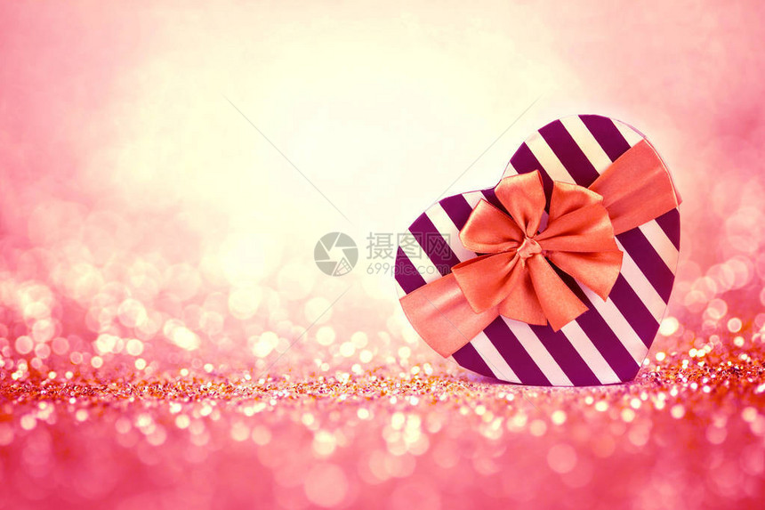 红心在情人节的爱情概念中抽象的光亮闪光背景上塑造了礼物盒甜蜜图片