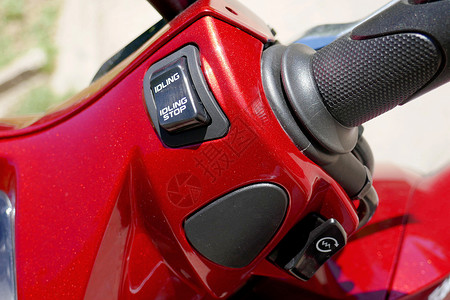 开关控制摩托车上的各种功能摩托车上的发动机图片