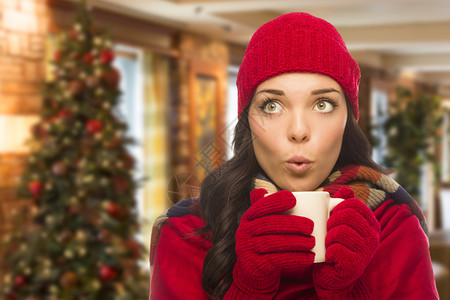 在圣诞节时身穿冬帽和手套的温暖图片
