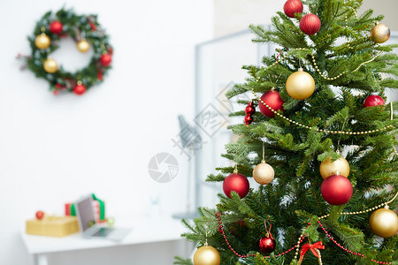 办公室装饰圣诞树图片