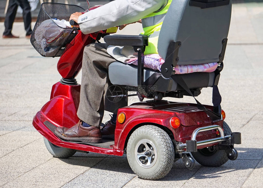 街上带电动轮椅的老人图片