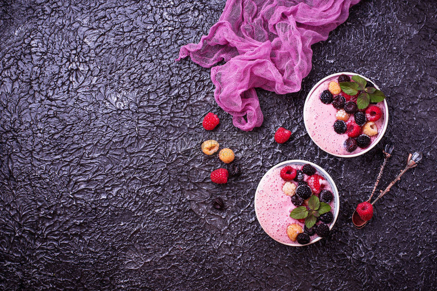 带有冷冻浆果的冰沙碗健康的夏日甜点顶视图图片