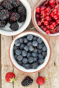 浆果碗的俯视图黑莓红醋栗和蓝莓图片