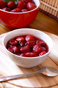 美味自制的草莓果酱放在碗里图片