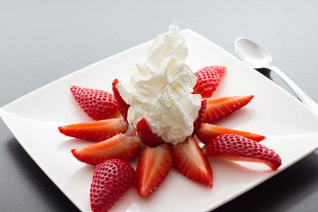 一盘美味的草莓甜点图片