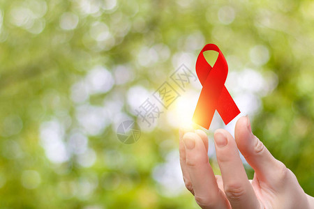 防治艾滋病斗争的丝带在模糊的背景之图片