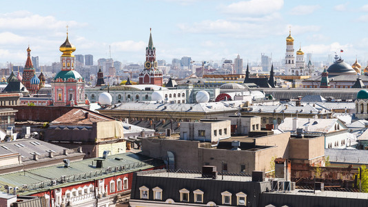 城市景色在莫斯科市历史中心的上空与阳光明媚的春图片