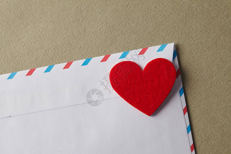 带红心的情人节信封图片