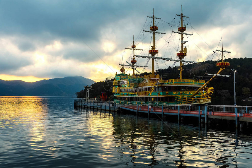 日落时在日本黑角的Ashi湖观光海盗船和红色图片