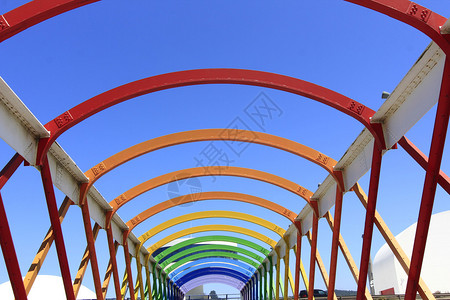 现代铁桥彩绘背景图片