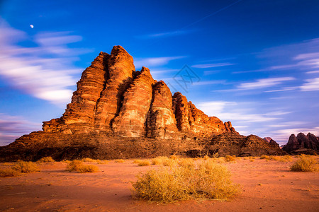 约旦WadiRum七个智慧支柱著名的岩石形成图片