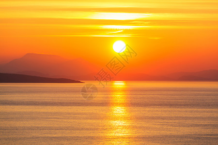 希腊海岸的美丽日落与海水相图片