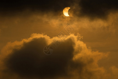月球在部分日蚀中覆盖着太阳高清图片