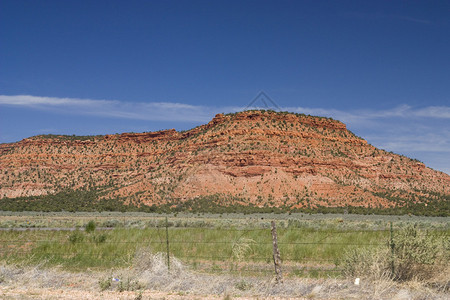 亚利桑那沙漠地区的红山图片