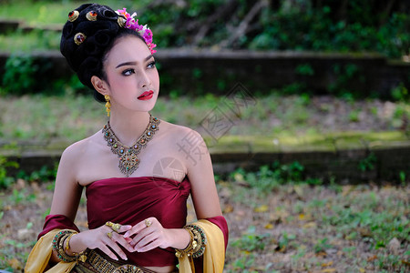 身着传统服饰的美丽泰国女孩在ChoengTha作为公共场所的泰国寺庙图片